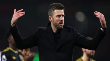 بديل تين هاج.. مانشستر يونايتد يحسم مصير مايكل كاريك في قيادة الشياطين الحمر